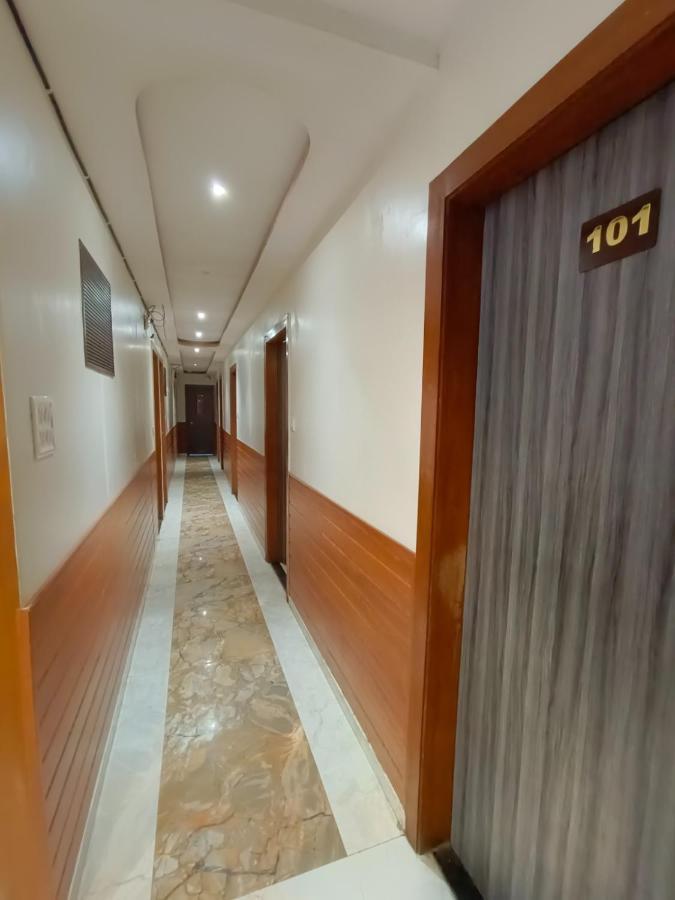 Hotel Time Gold Near Domestics Airport 뭄바이 외부 사진