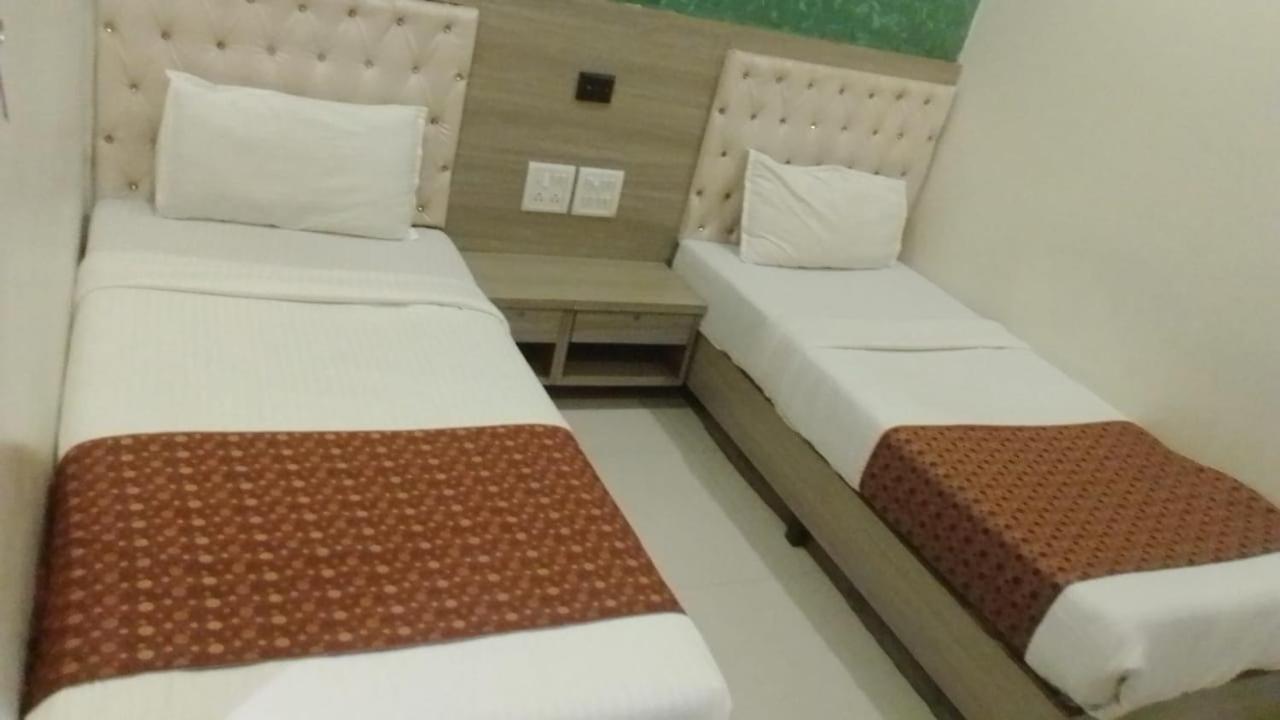 Hotel Time Gold Near Domestics Airport 뭄바이 외부 사진