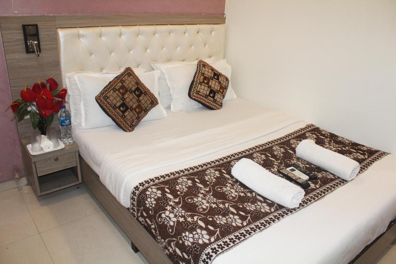 Hotel Time Gold Near Domestics Airport 뭄바이 외부 사진