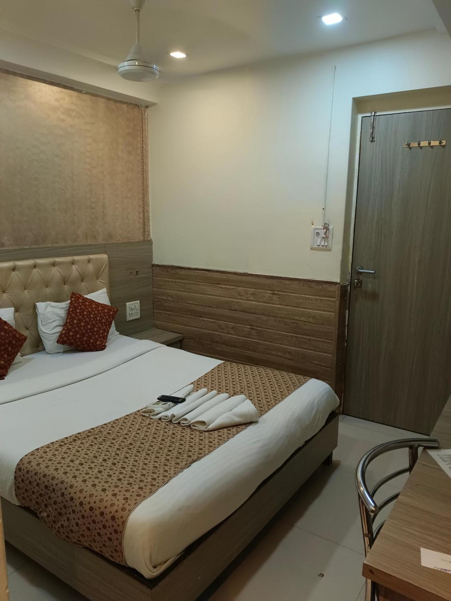 Hotel Time Gold Near Domestics Airport 뭄바이 외부 사진
