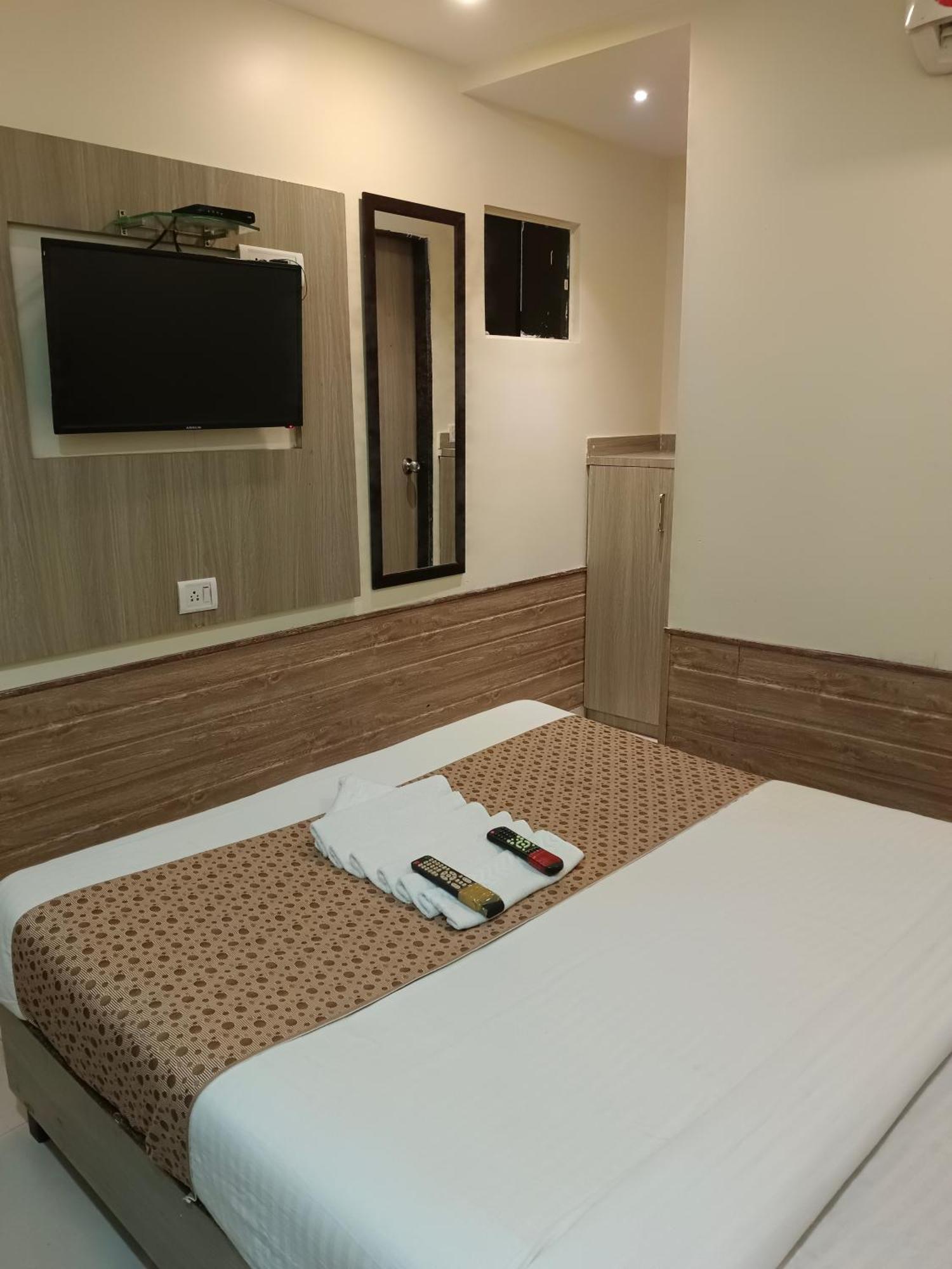 Hotel Time Gold Near Domestics Airport 뭄바이 외부 사진