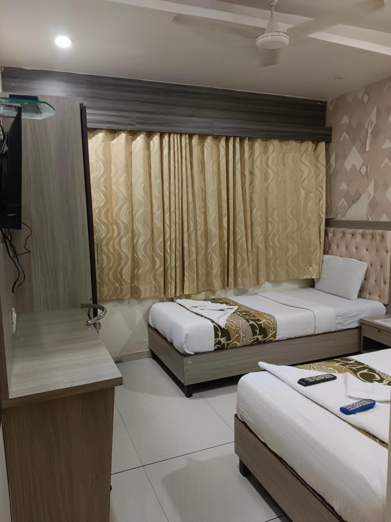 Hotel Time Gold Near Domestics Airport 뭄바이 외부 사진